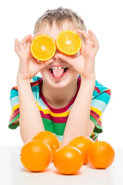 Retrato vertical de um menino engraçado com laranjas em um backgro branco — Fotografia de Stock