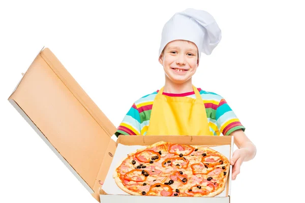 Μικρή μαγείρισσα στο καπάκι της πίτσας σε κουτί σε λευκό φόντο στο στούντιο — Φωτογραφία Αρχείου