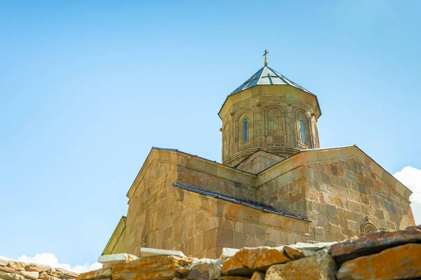 Vista da Igreja da Trindade na Geórgia perto da aldeia de Gerget — Fotografia de Stock