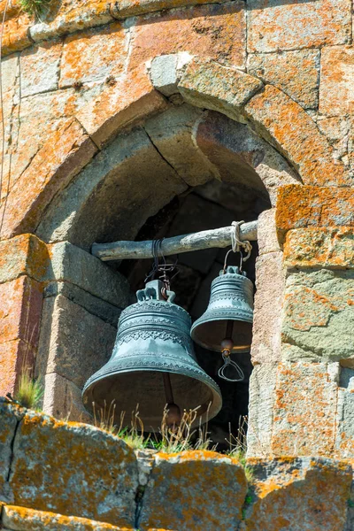 Primer plano de una campana en un templo ortodoxo en el campanario, Georgia —  Fotos de Stock