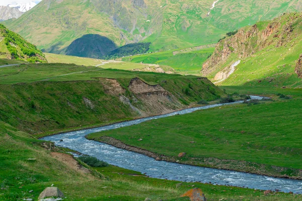 Όμορφο τοπίο-ένα ποτάμι στο βουνό Καυκάσου του Γκεόργκι — Φωτογραφία Αρχείου