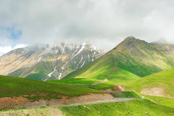 Viaje a través de Georgia en junio, hermosas montañas y nubes — Foto de Stock