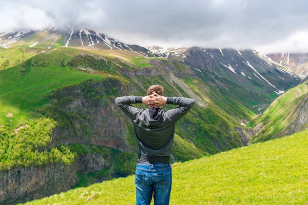 Een man bewondert het prachtige landschap in de bergen, het uitzicht f — Stockfoto