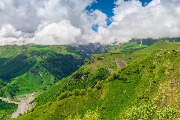 Vista superior de las hermosas montañas verdes escénicas de Georgia, Cau — Foto de Stock