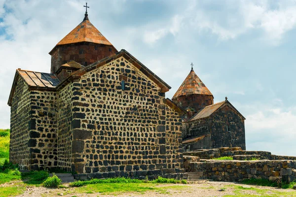Mosteiro de Sevanavank na margem do Lago Sevan vista da Armênia — Fotografia de Stock