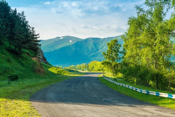 Strada di montagna automobilistica vuota in una giornata estiva soleggiata nella foto — Foto Stock