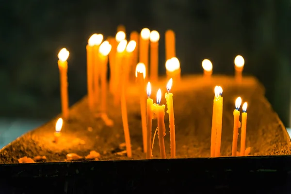 Concetto di religione - candele accese nella chiesa ortodossa da vicino — Foto Stock