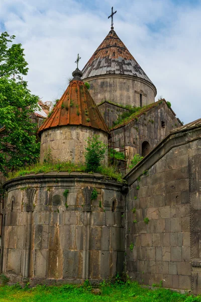 아르메니아의 랜드마크인 오래된 풀이 우거진 기독교 수도원 사나힌 — 스톡 사진
