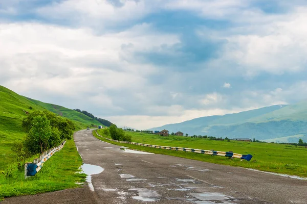 Landschaft von Armenien freie Autostraße in den malerischen Bergen — Stockfoto