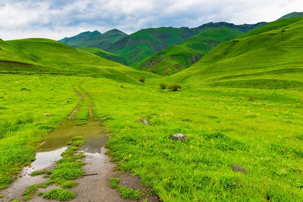 Camino sucio de tierra que conduce a las montañas, paisaje armenio — Foto de Stock