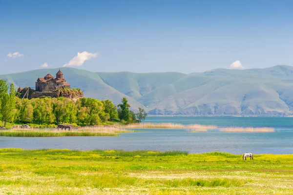 Όμορφο γραφικό τοπίο-θέα της λίμνης Sevan, μια μοναχίδα — Φωτογραφία Αρχείου