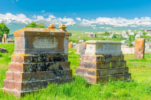 Antiche lapidi in pietra nel cimitero di Noratus, Armenia — Foto Stock