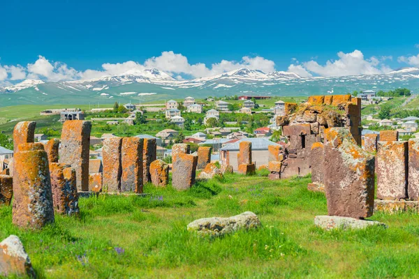 Cementerio de Norato de Armenia vista con piedra khachkars contra m — Foto de Stock