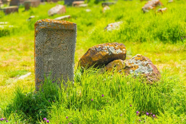Khachkar tallado en piedra en el cementerio Noratus en Armenia —  Fotos de Stock