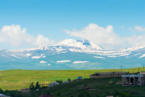 Haziran ayında Ermeni dağlarının karlı zirvesi güzel manzara — Stok fotoğraf