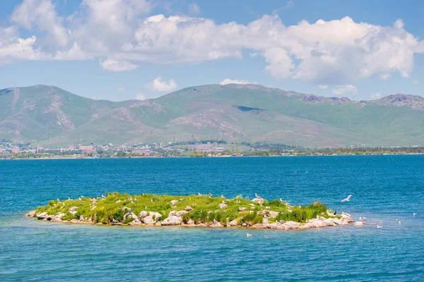 Slavné orientační bod od jezera Sevan Arménie v červnu — Stock fotografie