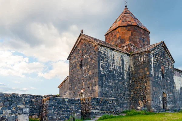 Las paredes del famoso monasterio armenio Sevanavank en el rayo —  Fotos de Stock