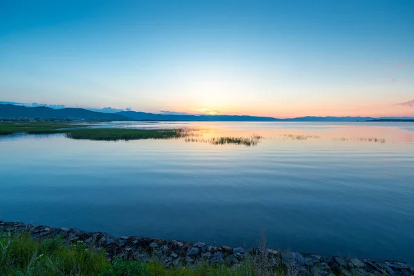 Jezero Sevan v Arménii v paprscích vycházejícího Jitřního slunce — Stock fotografie