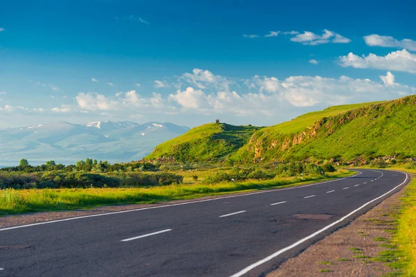 Gute leere Bergstraße mit malerischem Blick auf den Berg — Stockfoto