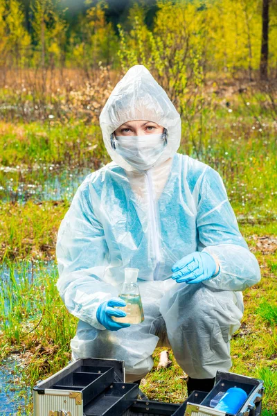 Environmentalista provádí testy vody během epidemie — Stock fotografie