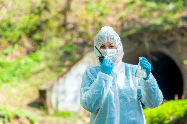 Porträt eines Wissenschaftlers mit einer Wasserprobe aus der Kanalisation und — Stockfoto