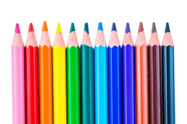 Beyaz arka planda sivri uçlu renkli kalemler.