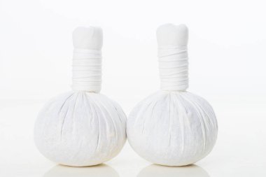 Beyaz arka planda kumaş bitkisel masaj torbaları