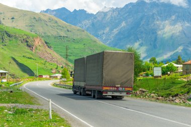 Kafkasya dağlarındaki yolda kargo taşıyan karavan.