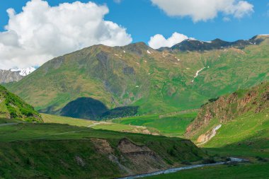 Gürcistan bölgesindeki yüksek güzel Kafkas Dağları,