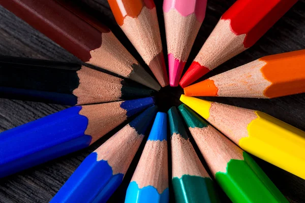 Una variedad de colores concepto foto lápices forman un círculo de hilo dental — Foto de Stock