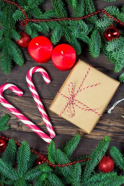 Carte postale verticale cadeau rétro de Noël et canne à bonbons sucrée avec — Photo