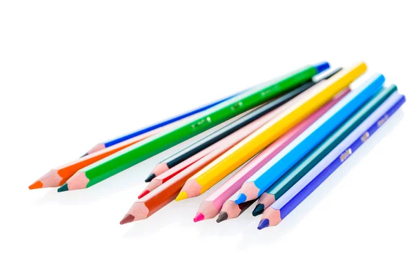 Conjunto de lápices de color sobre un fondo blanco se aísla —  Fotos de Stock