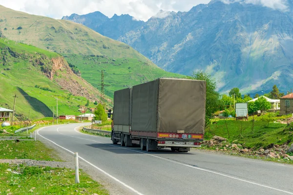 Aanhangwagen met lading op de weg in de bergen van de Kaukasus — Stockfoto