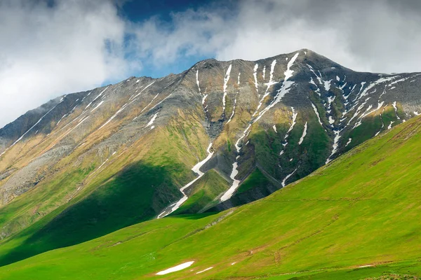 Relieve de las montañas del Cáucaso con los restos de nieve en el — Foto de Stock