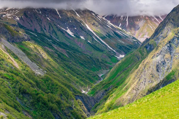 Hermoso cañón y altas montañas del Cáucaso, un viaje a Georgia — Foto de Stock