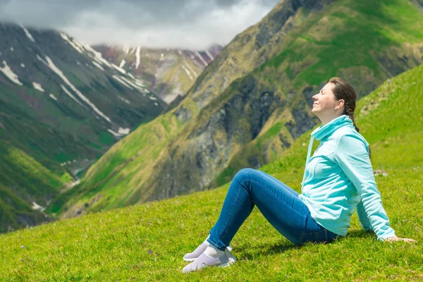 Gelukkige vrouw rust en het bewonderen van de bergen in de campagne t — Stockfoto
