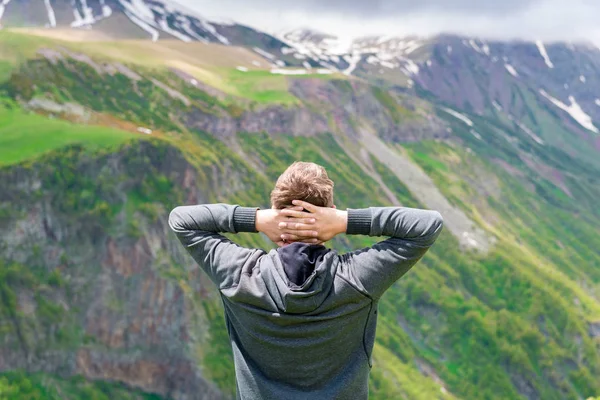 Vista de trás Um homem admira a bela paisagem no Ca — Fotografia de Stock