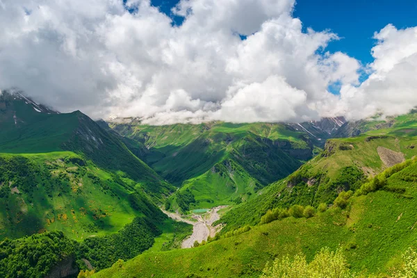 Disparando desde un quadrocopter un magnífico paisaje escénico de t — Foto de Stock