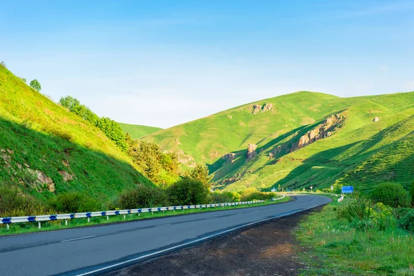コーカサス、アルメニアの美しい緑の山の中の道路 — ストック写真