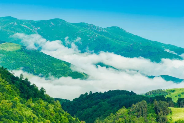 Altas montañas verdes de Armenia y nubes que se reúnen en el vall —  Fotos de Stock