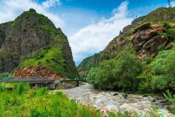 Landschap van de Kaukasus, Armenië - brede en turbulente berg — Stockfoto