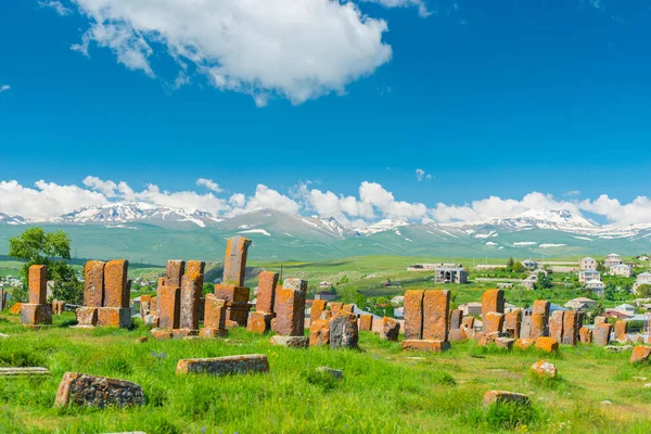 Antiguo cementerio Noratus en Armenia con lápidas de piedra khach — Foto de Stock