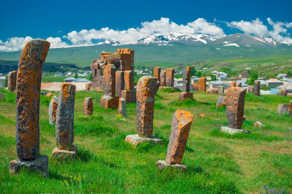 Khachkars antiguos en el famoso cementerio armenio de Norato, a —  Fotos de Stock