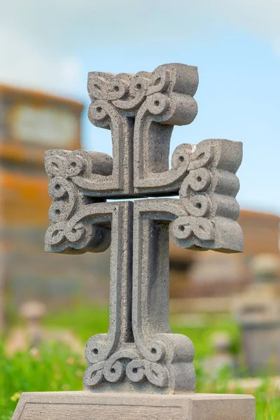 Pietra armeno tradizionale khachkar a forma di croce — Foto Stock