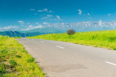 Ermenistan 'ın manzarası - güzel yüksek dağlar-buzullar, yemyeşil tarlalar ve yolculuk için yol