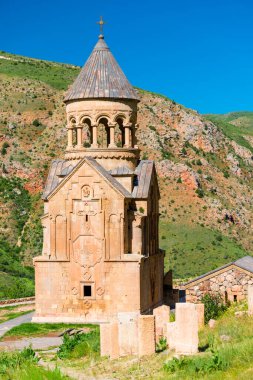 Noravank Manastırı 'nın manzarası. Kızıl bir kaya yaz sabahı, Ermenistan' ın ünlü bir simgesi.