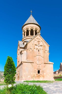 Güneşli bir yaz gününde Noravank Manastırı 'nın çan kulesiyle tapınak, Ermenistan' ın turistik merkezi.