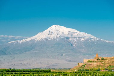 Büyük Ararat 'ın karlı zirvesi ve Khor Virap Manastırı