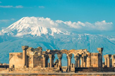 Ararat Dağı ve Ermenistan 'daki Zvartnots tapınağının kalıntıları. 