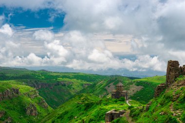 Ermeni Ortodoks Kilisesi 'nin manzarası ve Amberd Kalesi' nin kalıntıları güzel dağların arka planında